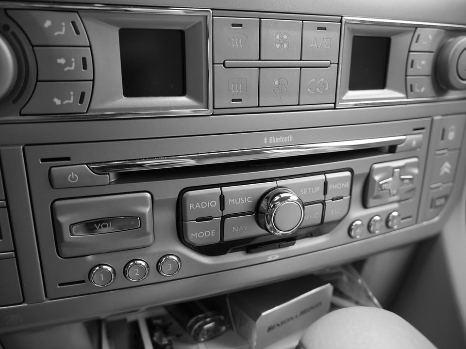 Autoradio Bluetooth, REAKOSOUND Radio 1 DIN 50Wx4 Bluetooth Mains Libres  Autoradio Stéréo Lecteur MP3 Prend en FM/USB/TF/AUX/EQ/WAV/WMA avec