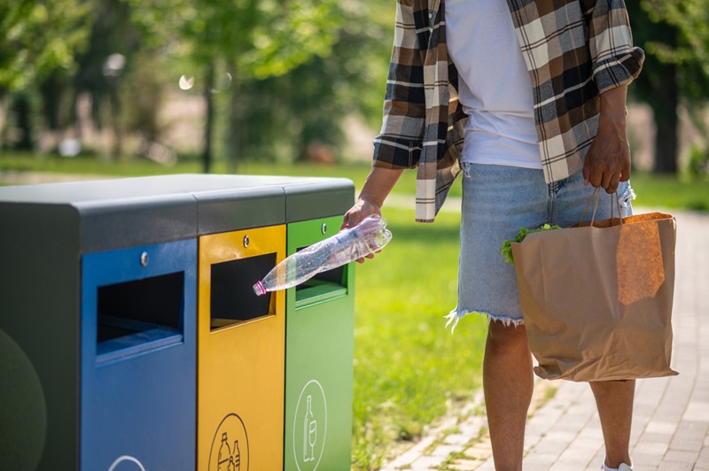 poubelles de tri sélectif dans parc public